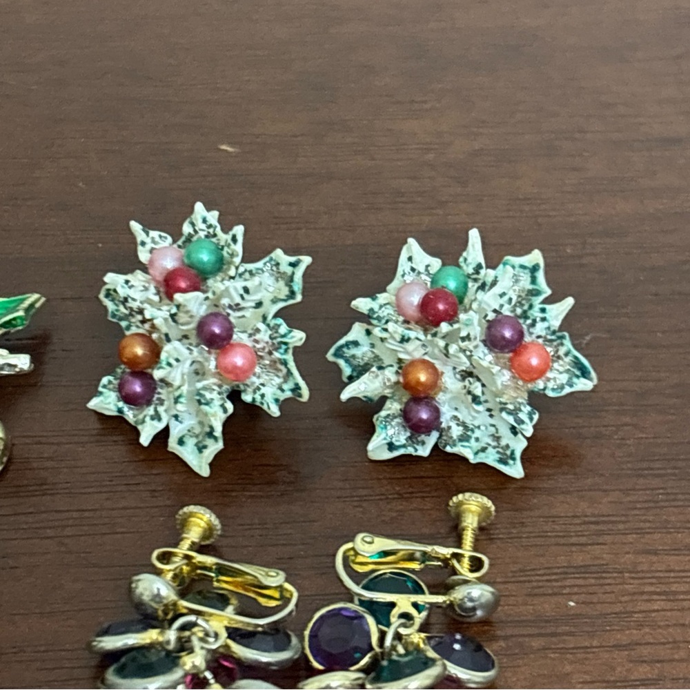 Lot Of Christmas Jewelry Bracelets Earrings And A Brooch Vintage To Modern - Picture 2 of 11